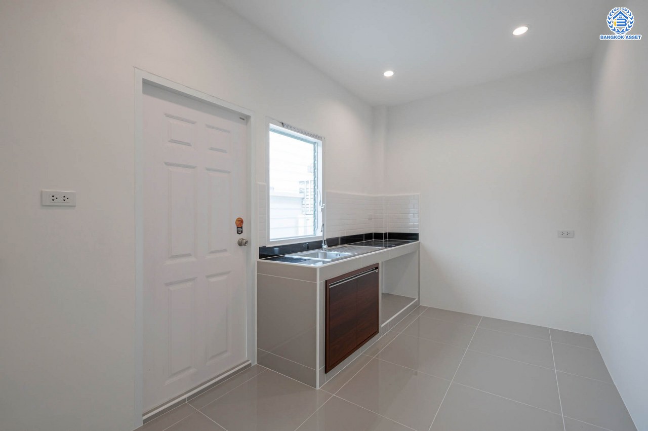 บ้านมือสองตกแต่งใหม่ โครงการ บ้านอาภา2 ปิ่นเกล้า-สวนผัก เนื้อที่ 61 ตร.ว. ฟังก์ชัน 3 ห้องนอน 3 ห้องน้ำ จอดรถได้ 2 คัน บนทำเลเดินทางสะดวก เชื่อมต่อหลายเส้นทาง ใกล้รถไฟฟ้าสายสีแดง "สถานีบางบำหรุ"